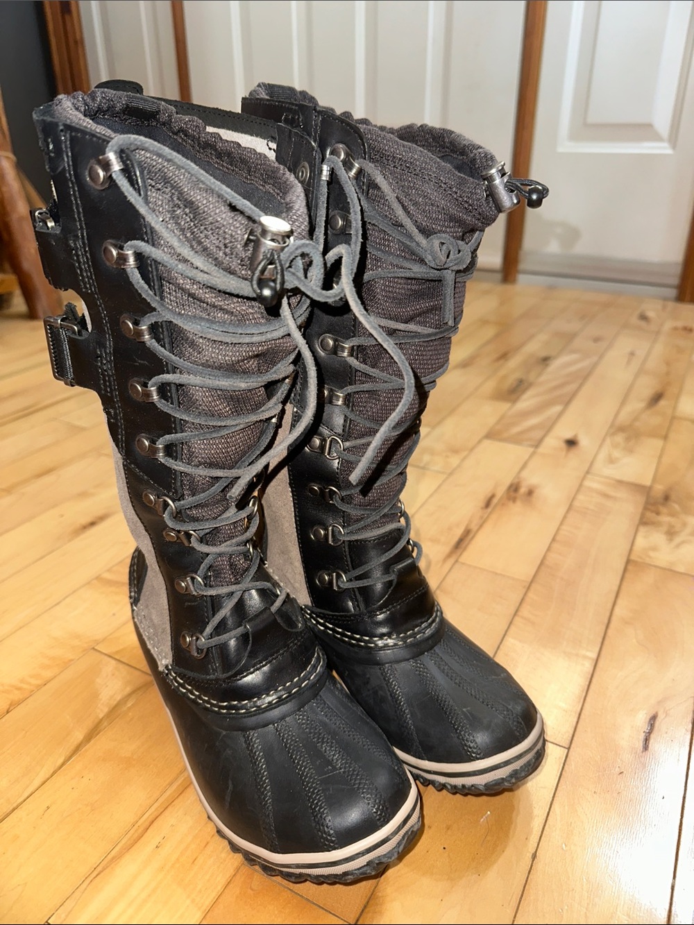 Sorel Conquesr Carly II Black and Gray Lace-Up Winter Boots